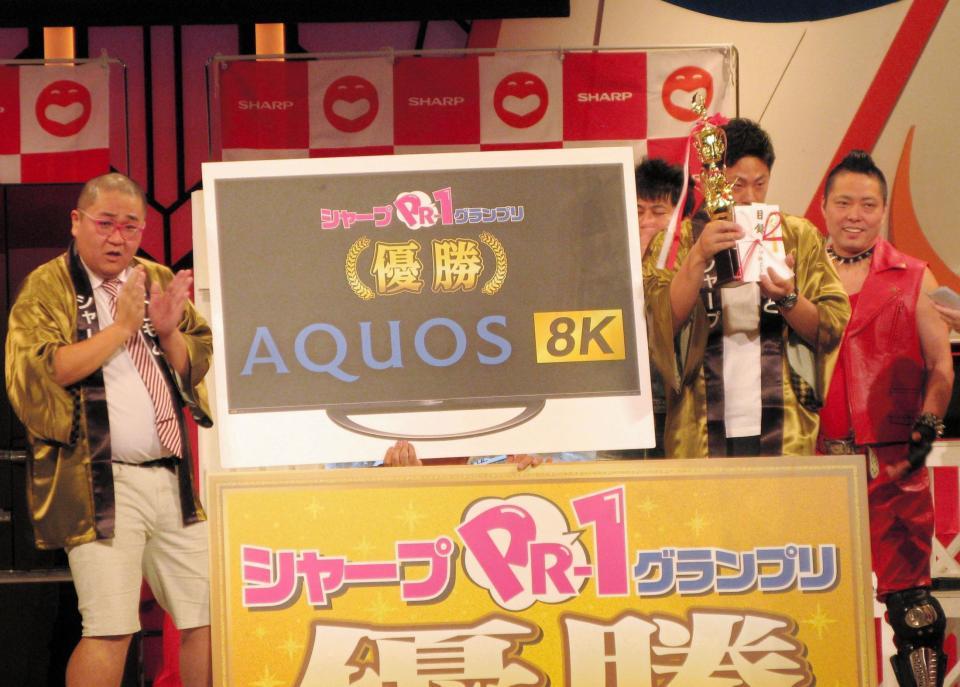 「シャープＰＲ－１グランプリ」を制したひめころんの杵築拓也（手前左）と齊官昌伍（同右）＝大阪市内