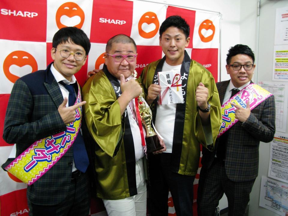 「シャープＰＲ－１グランプリ」を制したひめころんの杵築拓也（左から２人目）と齊官昌伍（同３人目）、司会のミキ・亜生（左端）と昴生＝大阪市内