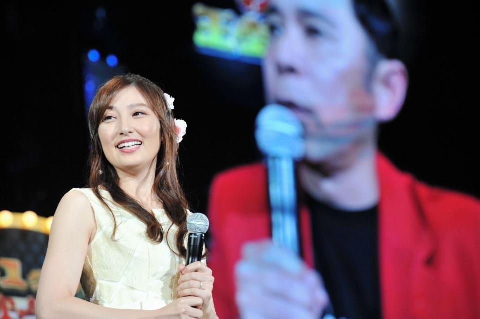 かつて熱愛報道があった岡村隆史が見守る中でピアノ弾き語りを披露した熊田曜子＝横浜アリーナ