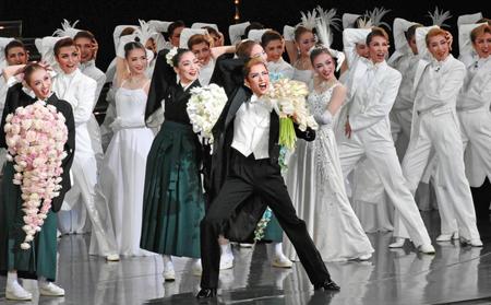 　“花組ポーズ”を決め、本拠地に別れを告げる宝塚花組トップスター明日海りお（中央）＝兵庫・宝塚大劇場