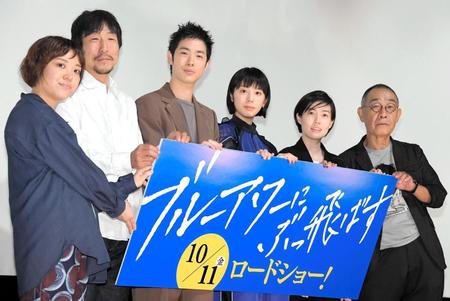 映画をＰＲする（左から）箱田優子監督、黒田大輔、渡辺大知、夏帆、シム・ウンギョン、でんでん＝東京・テアトル新宿（撮影・堀内翔）