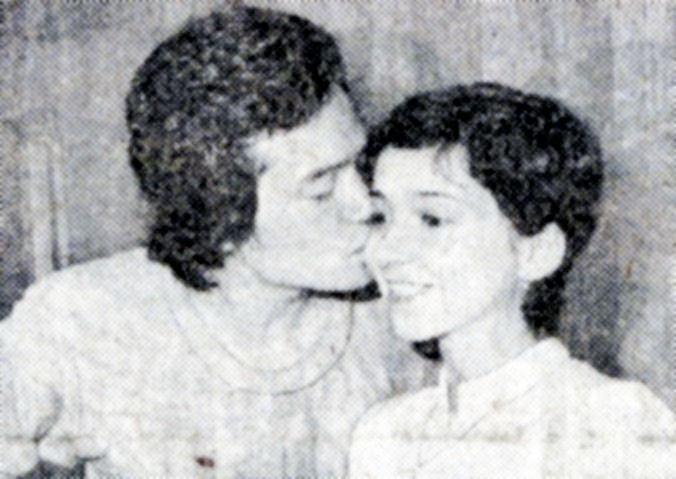 　結婚記者発表会見でお熱いところを見せる三浦浩一（左）と純アリス