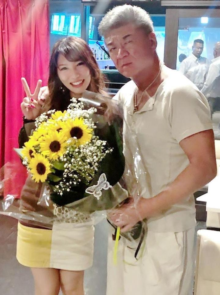 　小沢仁志（右）と仲良く写真に収まる志築杏里
