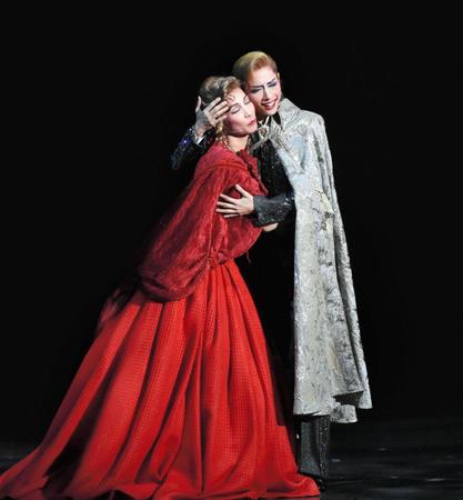 本拠地に別れを告げる宝塚花組トップスター明日海りお（右）＝兵庫・宝塚大劇場