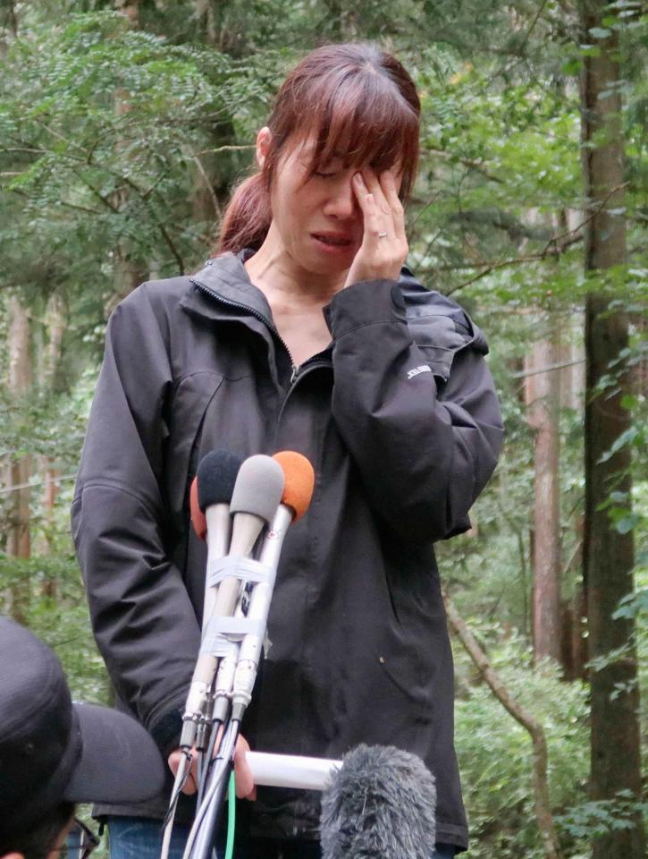 　捜索現場で、涙ながらに取材に応じる小倉美咲さんの母とも子さん＝山梨県道志村