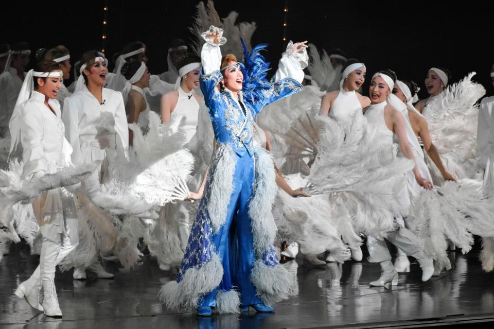 サヨナラショーで歌い踊る宝塚花組トップスター明日海りお＝兵庫・宝塚大劇場