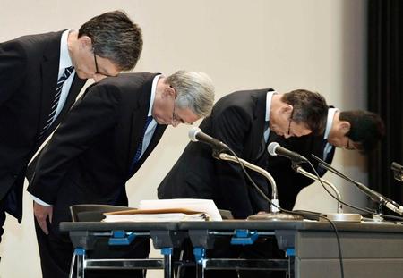 　記者会見の冒頭で謝罪する関西電力の八木誠会長（左から２人目）と岩根茂樹社長（同３人目）ら＝大阪市