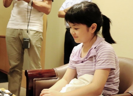 　２８歳年上の山本賢太郎五段を下し、笑顔を見せる仲邑菫初段＝大阪市・日本棋院関西総本部