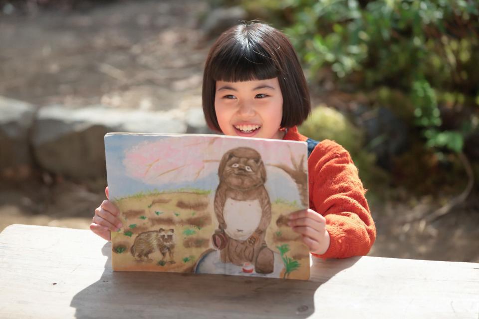 みんなに完成した紙芝居を披露する喜美子（川島夕空）