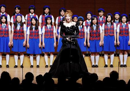 　阪神・淡路大震災追悼コンサートで「アヴェ・マリア」を歌う佐藤しのぶさん＝２０１０年１月２１日