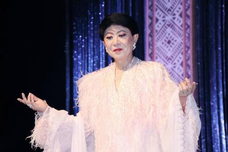 　ゴージャスな衣装の美川憲一＝東京・よみうり大手町ホール