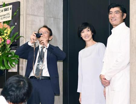 帰り際に報道陣の写真を撮る（左から）周防正行監督と草刈民代、高嶋政宏＝都内