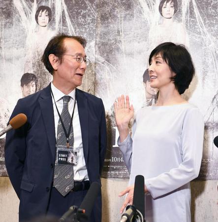 会見でトークが弾む周防正行監督（左）と草刈民代＝都内