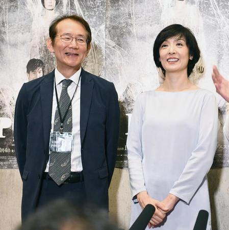 　会見で笑顔を見せる周防正行監督（左）と草刈民代＝都内
