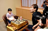 　山本賢太郎五段（右）を破った仲邑菫初段