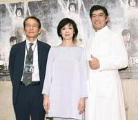 会見に登場した（左から）周防正行監督、草刈民代、高嶋政宏＝都内