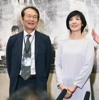 　会見で笑顔を見せる周防正行監督（左）と草刈民代＝都内