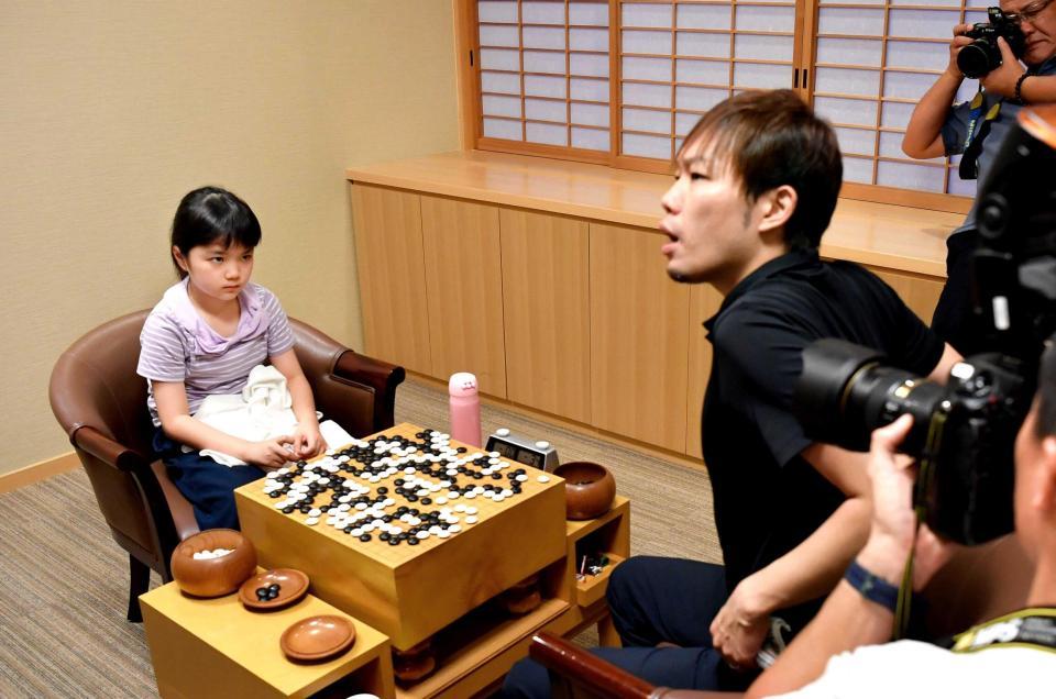 　山本賢太郎五段（右）を破った仲邑菫初段