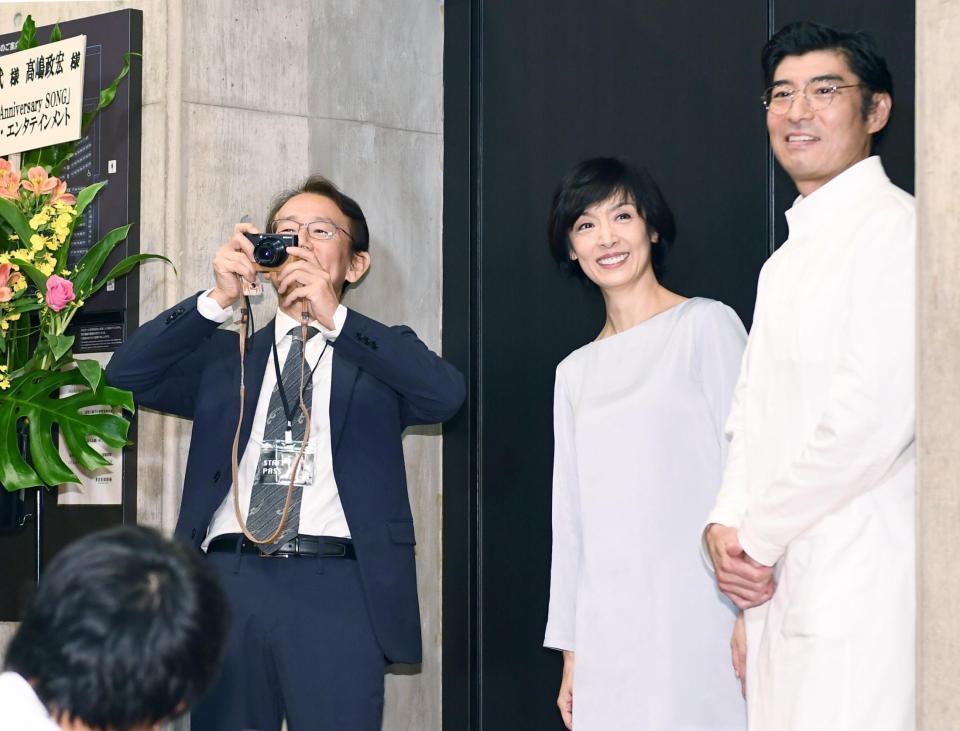 帰り際に報道陣の写真を撮る（左から）周防正行監督と草刈民代、高嶋政宏＝都内
