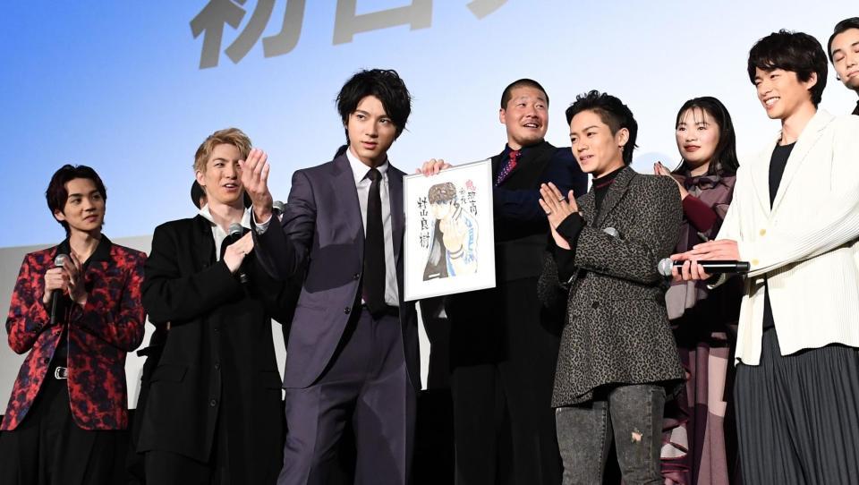 　高橋ヒロシ先生からプレゼントされた原画を手にしてポーズを決める山田裕貴（左から３人目）＝丸の内ピカデリー（撮影・園田高夫）