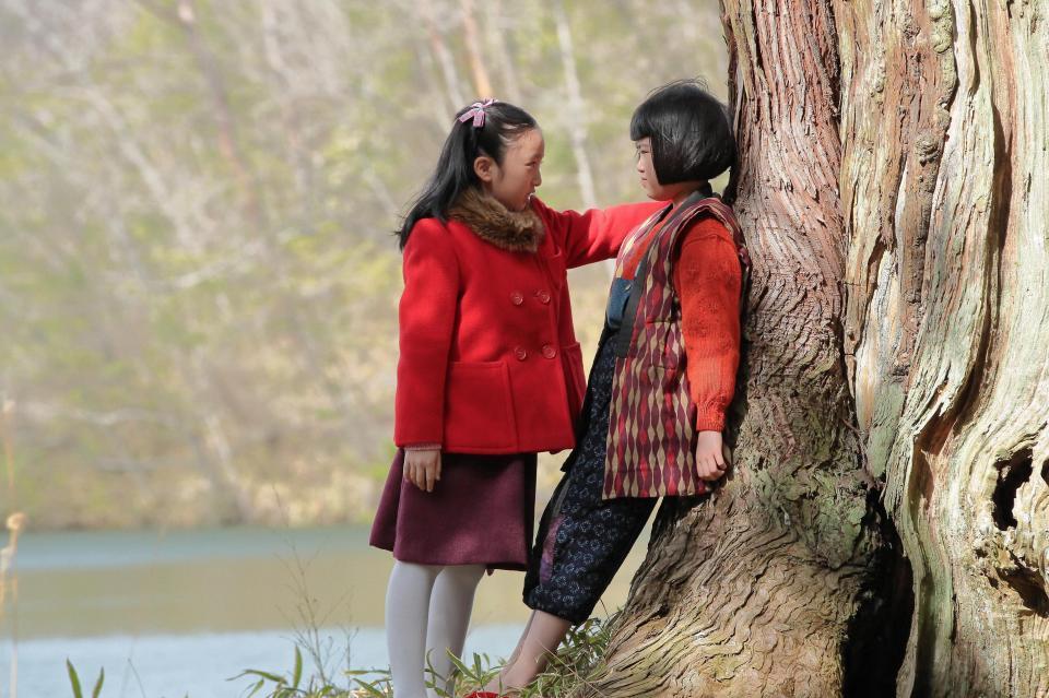 墓地からの帰り道、喜美子（川島夕空、右）にあることをする照子（横溝菜帆、左）