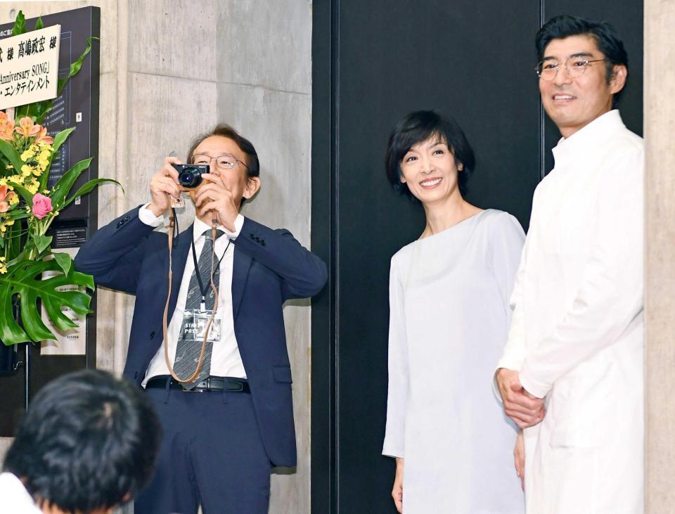 　帰り際に報道陣の写真を撮る（左から）周防正行監督と草刈民代、高嶋政宏＝東京芸術劇場シアターウエスト（撮影・園田高夫）