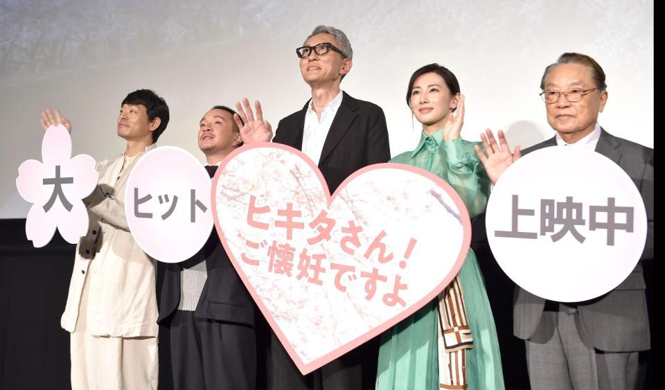 舞台あいさつを終え笑顔で手を振る（左から）山中崇、濱田岳、松重豊、北川景子、伊東四朗＝東京・新宿ピカデリー（撮影・金田祐二）