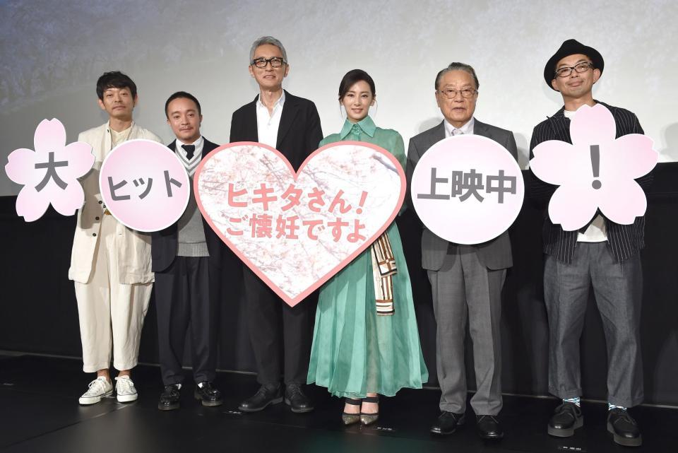 舞台あいさつを盛り上げた（左から）山中崇、濱田岳、松重豊、北川景子、伊東四朗、細川徹監督＝東京・新宿ピカデリー（撮影・金田祐二）