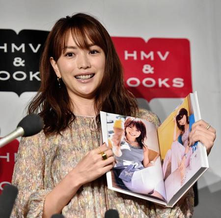 写真集に収められたお気に入りの写真（左ページ）を披露する蛯原友里＝ＨＭＶ＆ＢＯＯＫＳ　ＳＨＩＢＵＹＡ（撮影・西岡正）