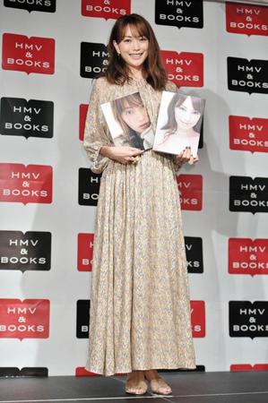 ２冊の記念写真集をお披露目する蛯原友里（＝ＨＭＶ＆ＢＯＯＫＳ　ＳＨＩＢＵＹＡ（撮影・西岡正）