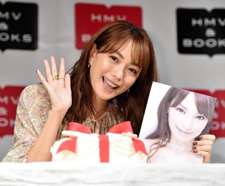 誕生日ケーキの前で笑顔を見せる蛯原友里＝ＨＭＶ＆ＢＯＯＫＳ　ＳＨＩＢＵＹＡ（撮影・西岡正）