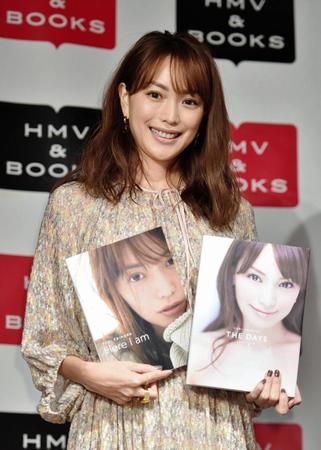 ２冊の記念写真集をお披露目する蛯原友里（＝ＨＭＶ＆ＢＯＯＫＳ　ＳＨＩＢＵＹＡ（撮影・西岡正）