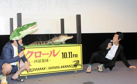 本物のワニに威嚇され、飛び退いてビビリまくる粗品（右）。左はせいや＝都内