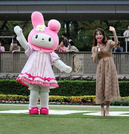 　東京競馬場でイベントと行ったマイメロディ（左）と宇垣美里アナ
