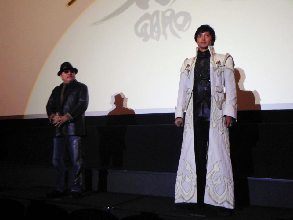 「牙狼（ＧＡＲＯ）-月虹の旅人-」舞台あいさつに登壇した中山麻聖（右）と雨宮慶太監督＝大阪市内