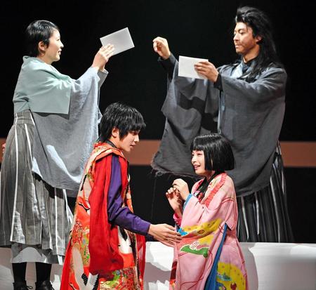 　松たか子（左上）、上川隆也（右上）、志尊淳（左）と熱演する広瀬すず＝東京芸術劇場（撮影・西岡正）