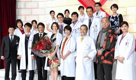 会見に登場下（１列目左から）武田真治、ユースケ・サンタマリア、市村正親、米倉涼子、松本薫、西田敏行、岸部一徳、内田有紀（２列目左から）清水ミチコ、今田美桜、藤森慎吾、勝村政信、遠藤憲一（３列目左から）川瀬莉子、河北麻衣子、戸塚純貴、鈴木浩介、中園ミホ＝都内