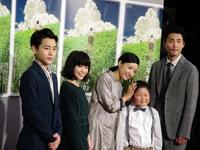 ドラマ「少年寅次郎」の制作発表会見に登場した（左から）泉澤祐希、岸井ゆきの、井上真央、藤原颯音君、毎熊克哉＝東京・渋谷のＮＨＫ