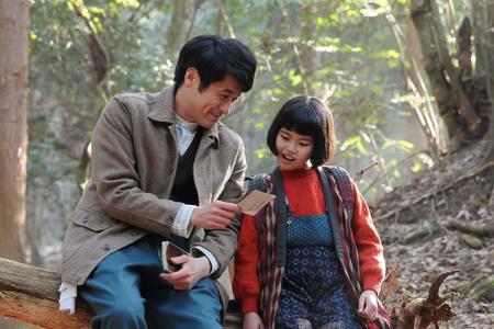 奥さんを探していると喜美子（川島夕空）に写真を見せる草間（佐藤隆太）