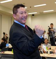 　「ＮＨＫをぶっ壊す」と決めポーズのＮ国・立花孝志党首＝参議院会館（撮影・中田匡峻）