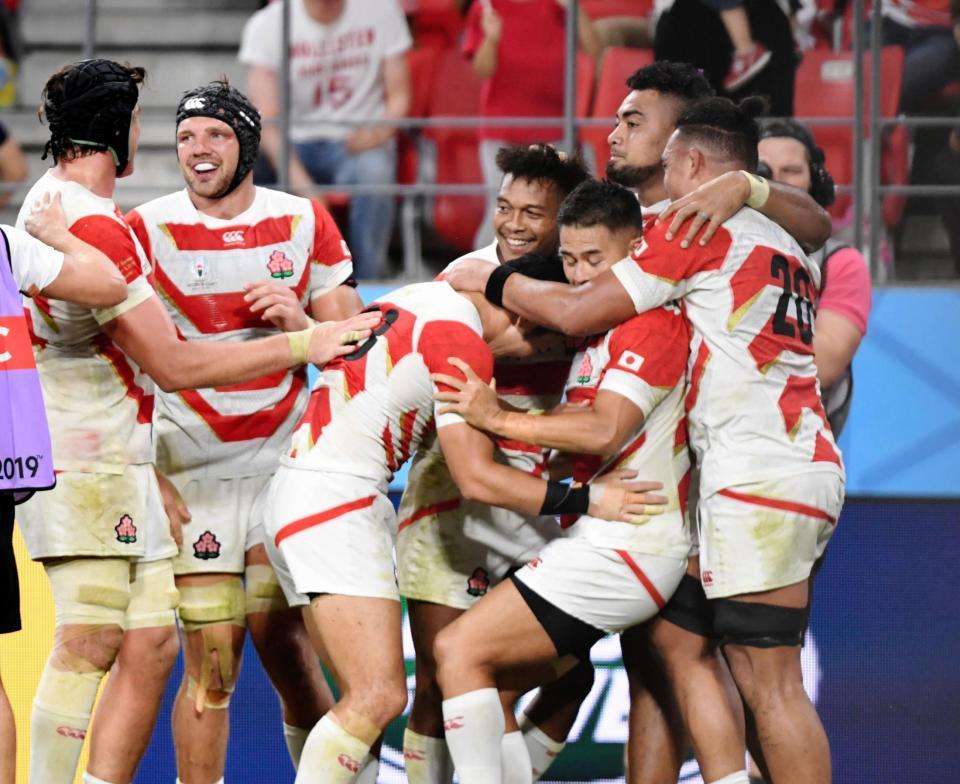 　後半、トライを決めた松島幸太朗（中央）を祝福する日本代表フィフティーン＝５日