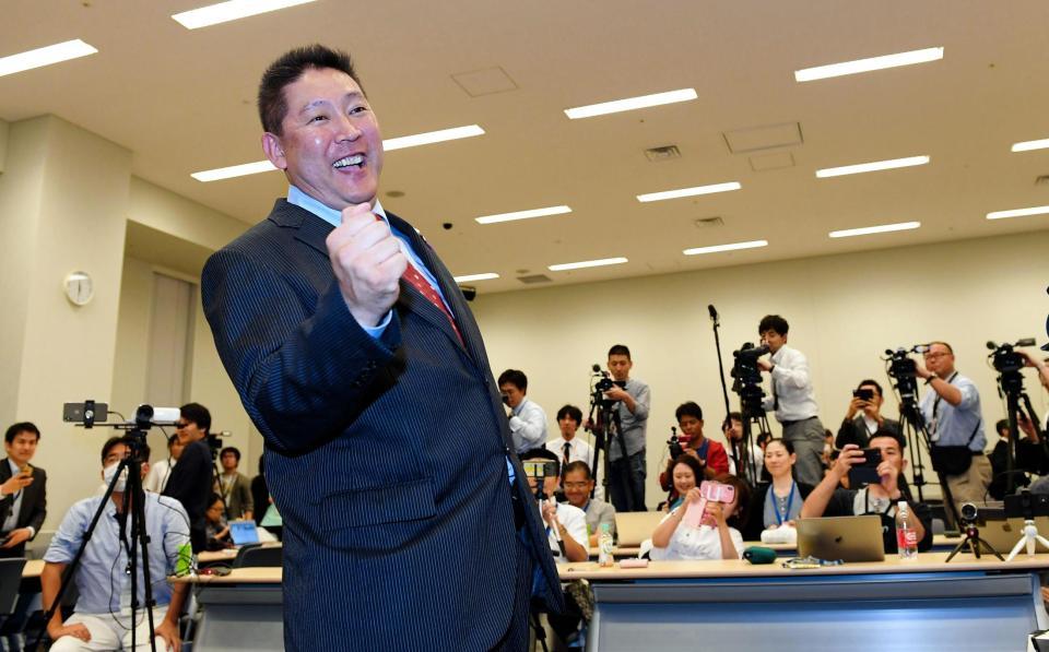 　多くの報道陣を背に「ＮＨＫをぶっ壊す」と決めポーズのＮ国・立花孝志党首＝参議院会館（撮影・中田匡峻）