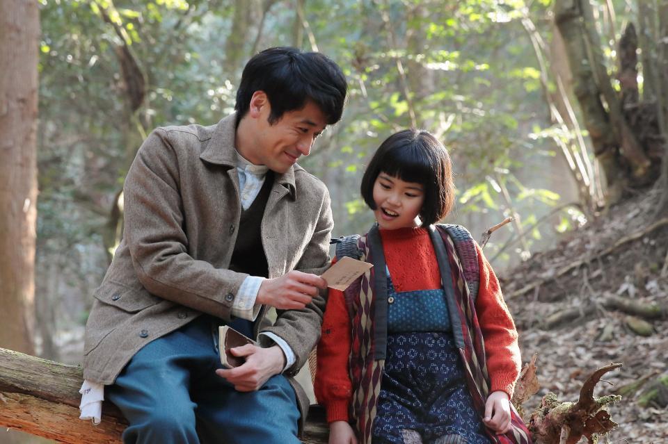 奥さんを探していると喜美子（川島夕空）に写真を見せる草間（佐藤隆太）