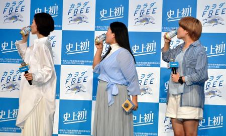 試飲をする木村佳乃（左）、ガンバレルーヤ・よしこ（中央）、まひる＝東京・ベルサール西新宿