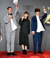 乾杯のポーズをする（左から）パンサー・尾形貴弘、山谷花純、黒羽麻璃央＝東京・ＴＨＥ　ＣＯＲＥ　ＫＩＴＣＨＥＮ／ＳＰＡＣＥ