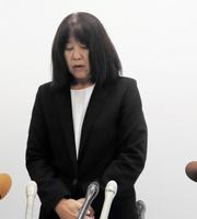 　謝罪する神戸市立東須磨小学校の仁王美貴校長＝神戸市役所