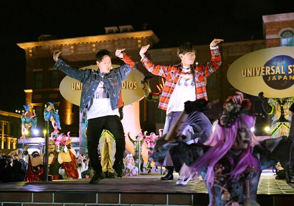 　「Ｒａｔ－ｔａｔ－ｔａｔ」ダンスを披露する山下健二郎（左）とＮＡＯＴＯ＝ユニバーサル・スタジオ・ジャパン（撮影・山口登）