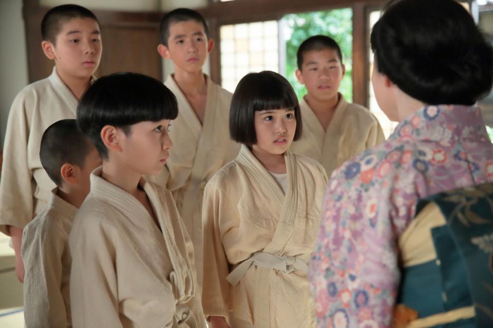 照子（横溝菜帆）が人さらいにあったのではないかと心配する信作（中村謙心・前列左）、喜美子（川島夕空・前列中央）、熊谷和歌子（未知やすえ・前列右）たち