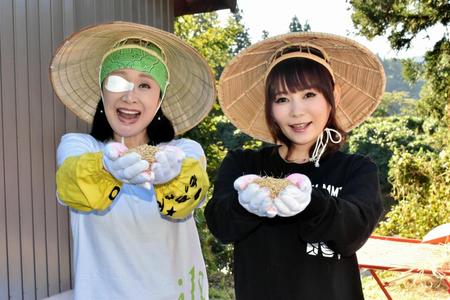 米を披露する小林幸子（左）、中川翔子＝新潟県長岡市