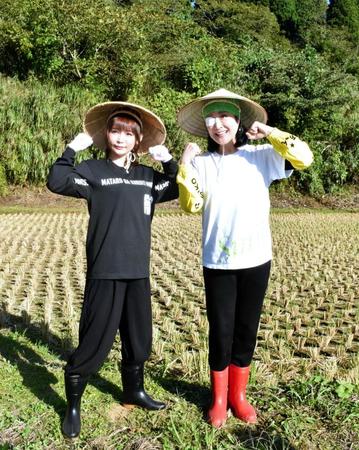 「小林幸子田」の前でポーズをとる中川翔子（左）、小林幸子＝新潟県長岡市